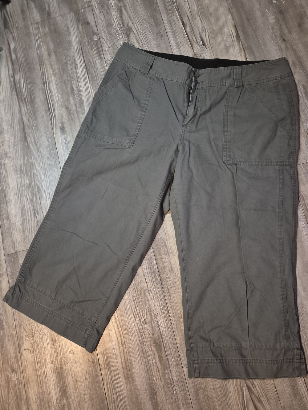Columbia Olive Green Capri Pants